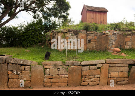 Tombe ancienne à Ambohidrabiby colline sacrée, capital formel du roi Ralamb, Madagascar Banque D'Images