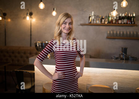 Portrait de belle femme debout avec les mains de hanche à compteur dans resturant Banque D'Images