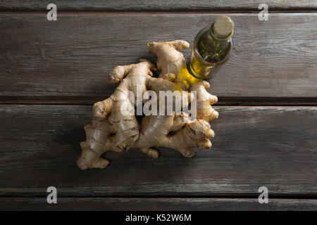 Vue de dessus de gingers par bouteille sur table en bois Banque D'Images