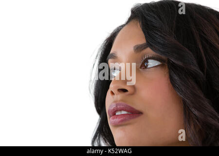 Close up of young woman envisagée contre fond blanc Banque D'Images