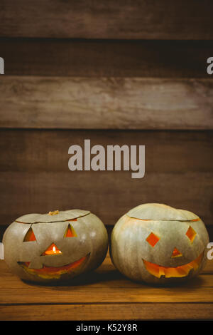 High angle view of illuminated jack o lanterne sur la table au cours de l'Halloween Banque D'Images