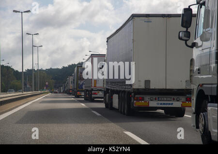 File de camions sur la frontière polonaise allemande sur Bundesautobahn 12 à Francfort (Oder), Allemagne / Swiecko. 2 Septembre 2017 © Wojciech Strozyk / Alamy Stock Banque D'Images
