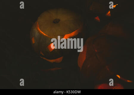 High angle view allumé jack o lanterne en chambre noire Banque D'Images