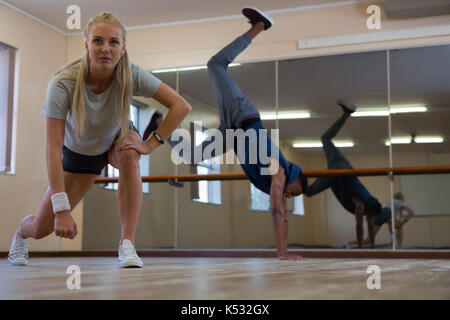 Les jeunes danseurs pratiquant sur plancher en bois au studio Banque D'Images