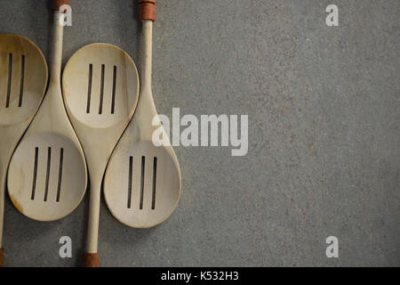 Vue de dessus de spatules disposées côte à côte sur la table Banque D'Images