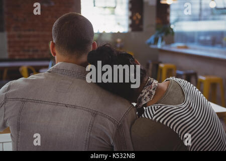 Vue arrière de l'épaule de l'homme au comptoir de cafe Banque D'Images