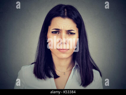 Femme sérieuse bouleversé a souligné avoir maux de tête fronçant looking at camera Banque D'Images