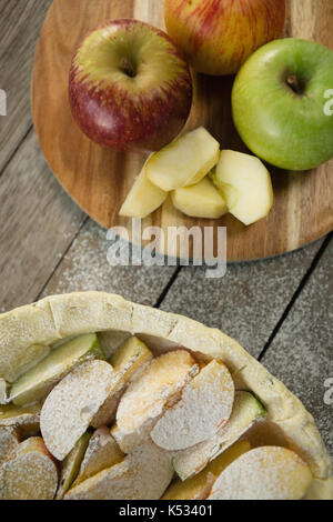Close up de tarte aux pommes Préparation sur table en bois Banque D'Images