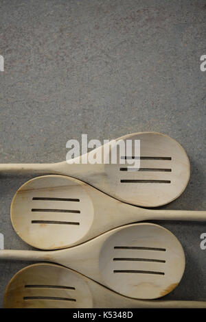 Tourné directement au-dessus de spatules disposées côte à côte sur la table Banque D'Images