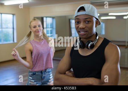 Portrait of male dancer avec ami debout dans un studio de danse Banque D'Images