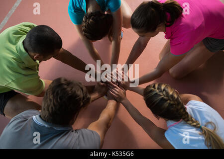 Portrait de mains d'empilage joueurs de volley-ball à la cour Banque D'Images