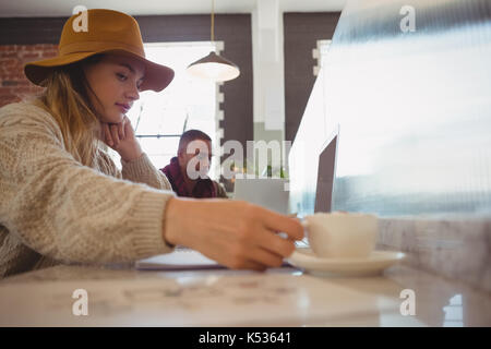 Young businesswoman holding Coffee cup at counter in cafe Banque D'Images