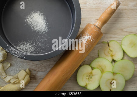 Vue supérieure de l'axe de roulement par des tranches de pomme et de conteneurs sur table en bois Banque D'Images