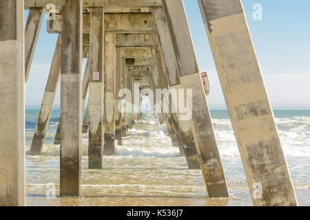 Voir sous wrightsville pier, Wilmington, NC Banque D'Images