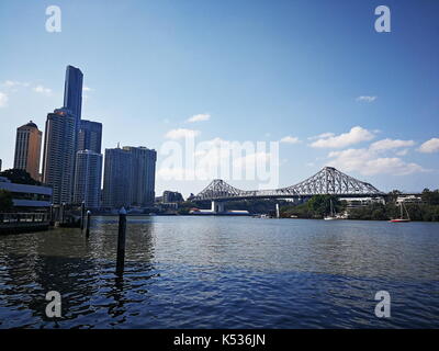 Vue sur le pont de l'histoire de Brisbane distance contre un ciel clair blie prises à partir de la jetée à l'Eagle Street, Brisbane, Queensland, Australie Banque D'Images