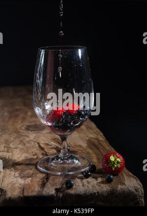 Des fruits dans un verre de vin, l'eau qui goutte, still life Banque D'Images