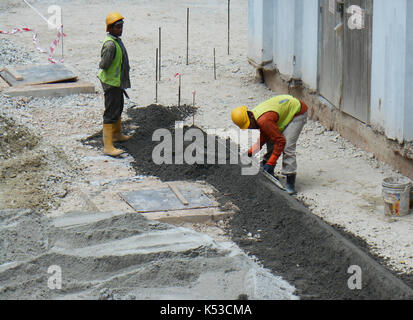 SEREMBAN, MALAISIE - 16 MAI 2017 : les travailleurs de la Construction Fabrication de bordure de la route en béton sur le chantier de construction. Ils sont à l'aide de méthode in situ et a fait Banque D'Images