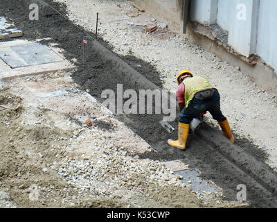 SEREMBAN, MALAISIE - 16 MAI 2017 : les travailleurs de la Construction Fabrication de bordure de la route en béton sur le chantier de construction. Ils sont à l'aide de méthode in situ et a fait Banque D'Images