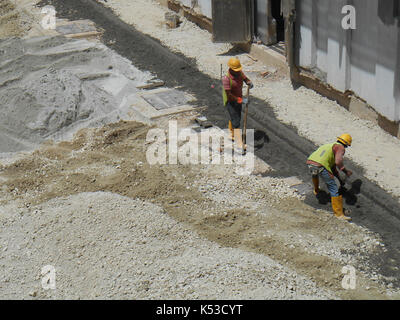 SEREMBAN, MALAISIE - 16 MAI 2017 : les travailleurs de la Construction Fabrication de bordure de la route en béton sur le chantier de construction. Ils sont à l'aide de méthode in situ et a fait Banque D'Images