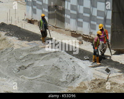 Seremban, Malaisie - 16 mai 2017 : les travailleurs de la construction fabrication de bordure de la route en béton sur le chantier de construction. Ils sont à l'aide de la méthode in situ et a fait Banque D'Images