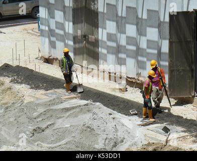 Seremban, Malaisie - 16 mai 2017 : les travailleurs de la construction fabrication de bordure de la route en béton sur le chantier de construction. Ils sont à l'aide de la méthode in situ et a fait Banque D'Images