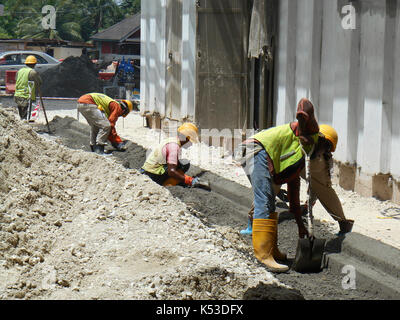 Seremban, Malaisie - 16 mai 2017 : les travailleurs de la construction fabrication de bordure de la route en béton sur le chantier de construction. Ils sont à l'aide de la méthode in situ et a fait Banque D'Images