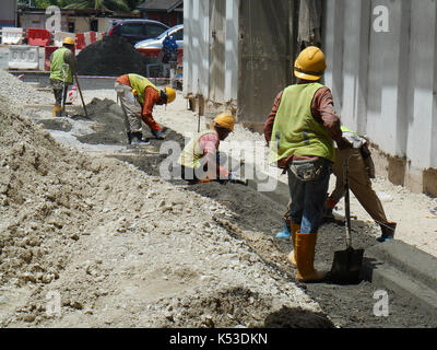 Seremban, Malaisie - 16 mai 2017 : les travailleurs de la construction fabrication de bordure de la route en béton sur le chantier de construction. Ils sont à l'aide de la méthode in situ et a fait Banque D'Images