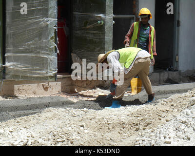 Seremban, Malaisie - 16 mai 2017 : les travailleurs de la construction fabrication de bordure de la route en béton sur le chantier de construction. Ils sont à l'aide de la méthode in situ et a fait Banque D'Images