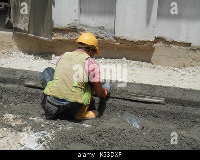 Seremban, Malaisie - 16 mai 2017 : les travailleurs de la construction fabrication de bordure de la route en béton sur le chantier de construction. Ils sont à l'aide de la méthode in situ et a fait Banque D'Images