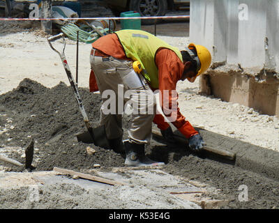 Seremban, Malaisie - 16 mai 2017 : les travailleurs de la construction fabrication de bordure de la route en béton sur le chantier de construction. Ils sont à l'aide de la méthode in situ et a fait Banque D'Images