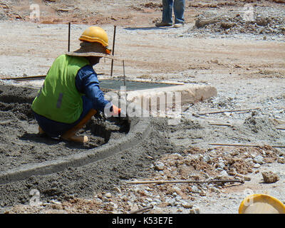 Seremban, Malaisie - 16 mai 2017 : les travailleurs de la construction fabrication de bordure de la route en béton sur le chantier de construction. Ils sont à l'aide de la méthode in situ et a fait Banque D'Images