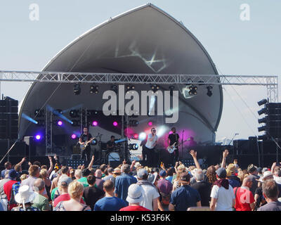 Le Club des lecteurs lents jouer le bord de la scène du festival de musique victorieuse à Portsmouth, en Angleterre. Banque D'Images