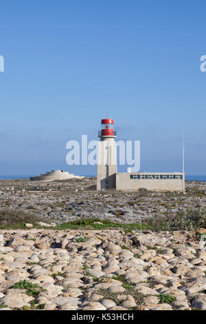 Sagres, Portugal : phare de ponta de Sagres, à la Forteresse de Sagres. Le phare original a été inauguré dans le cadre de la 5ème centenaire de la Banque D'Images