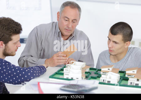 Confiant et son équipe d'ingénieurs travaillant ensemble dans un studio d'architecte Banque D'Images