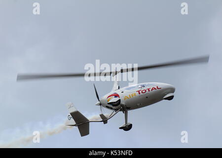 G-DISP, un RotorSport UK Calidus autogyre piloté par Peter Davies, effectuant au Scottish International Airshow sur Ayr Bay dans l'Ayrshire. Banque D'Images