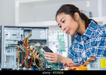 Femme spécialiste pc ordinateur cassé fixation à l'intérieur Banque D'Images