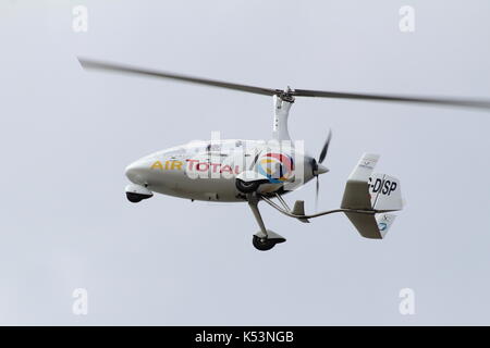 G-DISP, un RotorSport UK Calidus autogyre piloté par Peter Davies, effectuant au Scottish International Airshow sur Ayr Bay dans l'Ayrshire. Banque D'Images