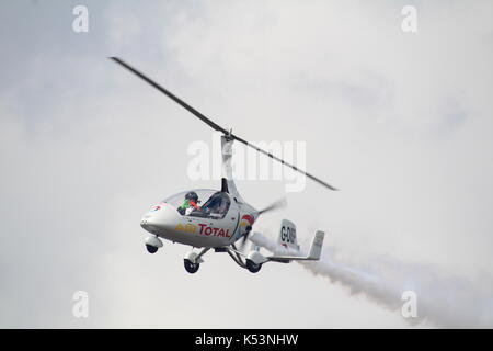 G-DISP, un RotorSport UK Calidus autogyre piloté par Peter Davies, effectuant au Scottish International Airshow sur Ayr Bay dans l'Ayrshire. Banque D'Images