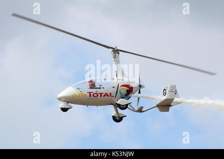 G-DISP, un RotorSport UK Calidus autogyre piloté par Peter Davies, effectuant au Scottish International Airshow sur Ayr Bay dans l'Ayrshire. Banque D'Images