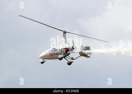 G-DISP, un RotorSport UK Calidus autogyre piloté par Peter Davies, effectuant au Scottish International Airshow sur Ayr Bay dans l'Ayrshire. Banque D'Images