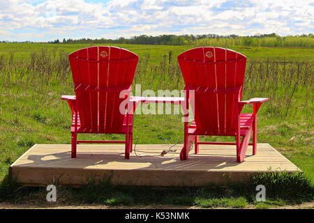 Le parc national Elk Island, en Alberta, Canada - le 24 juin 2017 - un ensemble de chaises situé sur la boucle du bison dans le cadre de la "red de parcs canada ex président Banque D'Images