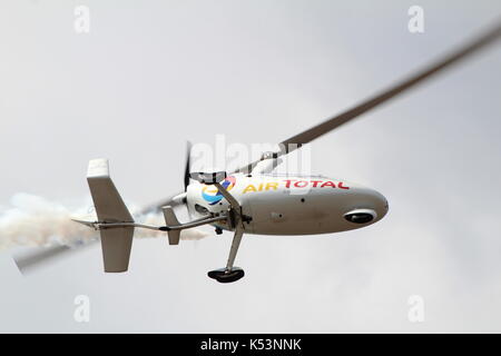 G-DISP, un RotorSport UK Calidus autogyre piloté par Peter Davies, effectuant au Scottish International Airshow sur Ayr Bay dans l'Ayrshire. Banque D'Images