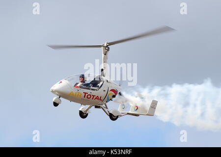 G-DISP, un RotorSport UK Calidus autogyre piloté par Peter Davies, effectuant au Scottish International Airshow sur Ayr Bay dans l'Ayrshire. Banque D'Images