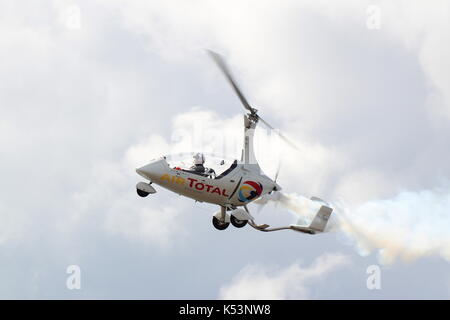 G-DISP, un RotorSport UK Calidus autogyre piloté par Peter Davies, effectuant au Scottish International Airshow sur Ayr Bay dans l'Ayrshire. Banque D'Images