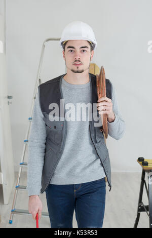 Portrait de plombier travaillant dans la chambre Banque D'Images