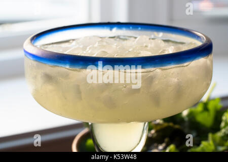 Close up of margarita sur glace en verre avec bord bleu. Banque D'Images