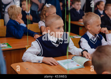 Moscow, Moscow, Russie - sep, 1, 2017 : première année d'études et l'enseignant sont à l'école de classe au premier cours. La journée du savoir je Banque D'Images