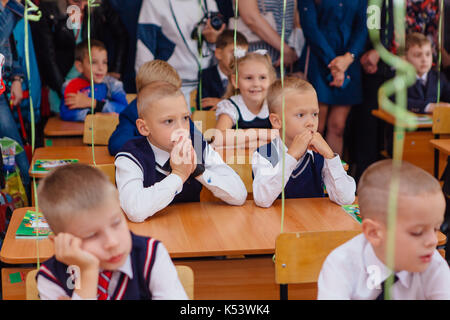 Moscow, Moscow, Russie - sep, 1, 2017 : première année d'études et l'enseignant sont à l'école de classe au premier cours. La journée du savoir je Banque D'Images