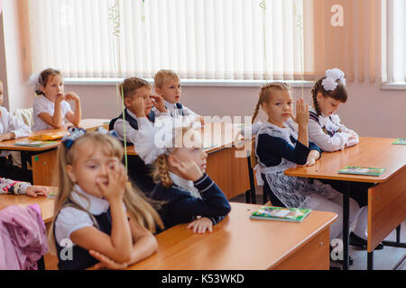 Moscow, Moscow, Russie - sep, 1, 2017 : première année d'études et l'enseignant sont à l'école de classe au premier cours. La journée du savoir je Banque D'Images