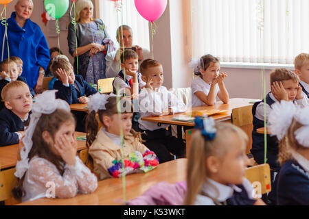 Moscow, Moscow, Russie - sep, 1, 2017 : première année d'études et l'enseignant sont à l'école de classe au premier cours. La journée du savoir je Banque D'Images